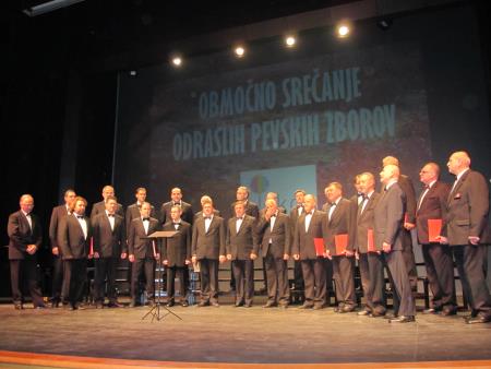 Moški pevski zbor v Kosovelovem domu Sežana.